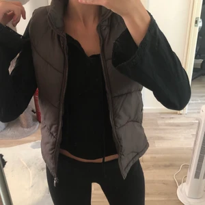  Väst - Säljer denna väst då den inte kommer till andvändning längre💕💕