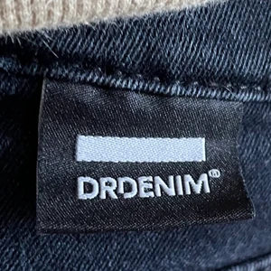 Dr Demin stlk M - Mörklblå tighta byxor från dr demin  i storlek M. Köparen står för fraktkostnad.