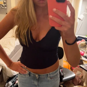 Veramoda topp - Superfin mörkblå sidenaktig topp från veromoda, slutsåld och nyskick prislapp kvar💓💓 öppen rygg