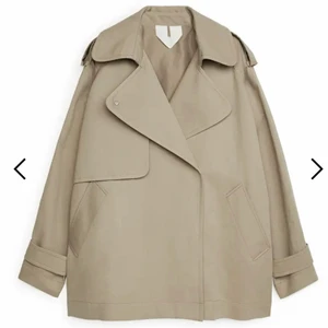Arket Trenchcoat  - Säljer nu min populära trenchcoat från Arket. Inte använd, säljer pga köpt två i samma storlek. Skitsnygg! (Nypris 1 500 kr) 