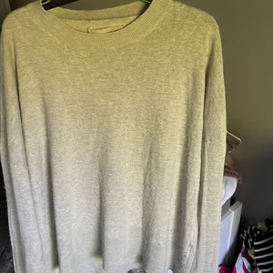 Grå basic zadig voltair tröja Strlk S - Nu säljer jag en jätte fin lite stickad tröja från Zadig Voltaire , på baksidan har den en liten fjäril, den är använd några få gånger. Den är lite lite knottrig på armarna men det fixar jag innan köp❤️💕