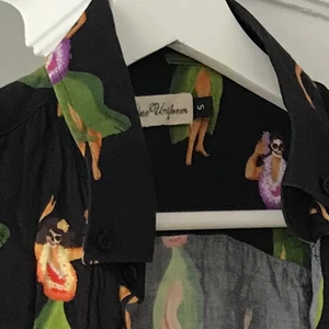 Sommarskjorta från HERR - Säljer av min pojkväns kläder som inte används längre, och har använts väldigt sparsamt.   Sommarskjorta från VOLT, strl S  Kan mötas upp i Norrköping men även posta mot swish!