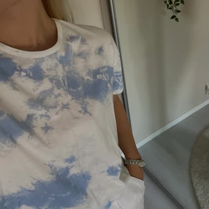 Tröja från Zara💙 - Blå språklig t shirt från zara. Använd fåtal gånger. Stl S. Köparen står för frakten💙