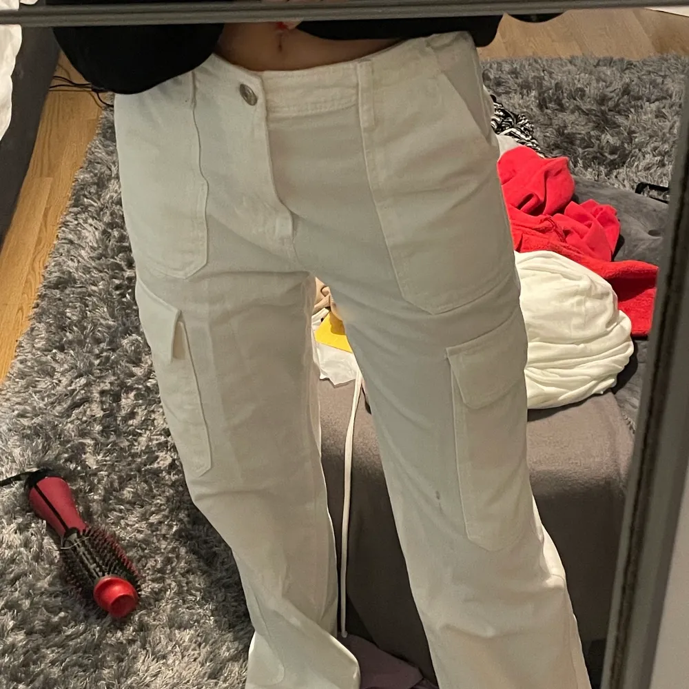Säljer dessa byxor från Zara då dom aldrig kommer till användning. Dom är lite för långa på mig ( är 1,60) . Jeans & Byxor.