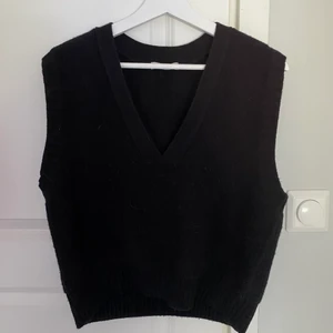Stickad väst från Gina - En stickad väst från Gina Tricot i strl M, köpt för 360 säljer för 150! Fint skick!