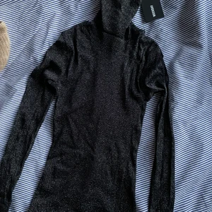 Topp i glittrigt meshtyp - Aldrig använd, supersnygg och perfekt festtopp! Nypris 250kr. 