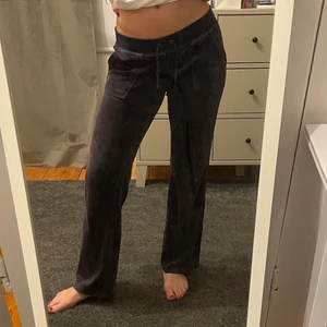 Juicy Couture Byxor - Säljer mina juicy byxor i en mörkblå färg. Gammal modell. Dem är väl använda så i skick efter det (därav priset). Metallen på fickorna har skavts bort och ena knuten på snöret har gått sönder (se bild 2&3). Dem är strl S, jag är 163
