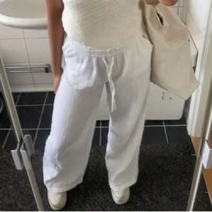 Linnebyxor  - Säljer mina linnebyxor från Gina Tricot. De är helt slutsålda. Säljer då dom inte riktigt är min stil och har ett par andra❤️