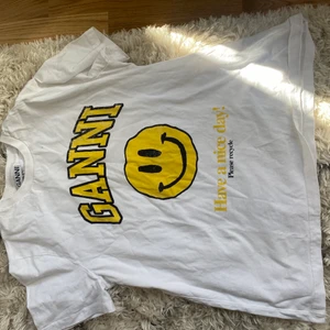 Ganni tshirt  - Äkta ganni tshirt i strl M , köptes för ca 1 år sedan men har aldirg kommit till användning , har nog använt den ca 3 gånger , köptes för ca 900 