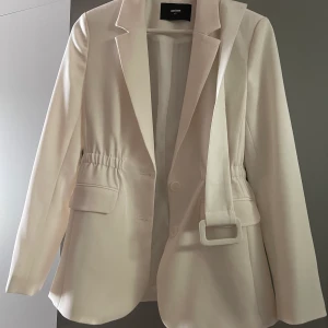 Blazer  - Vit blazer/kavaj bikbok använd 1 gång. Kund står för frakt.