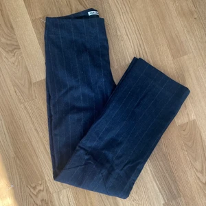 Our Legacy velo dart trouser - Kritstrecksrandiga. Jättesköna och perfekta till hösten.  Har dock ett litet hål på rumpan så lätt går att laga.  Annars bra skick!  Jag är 167cm