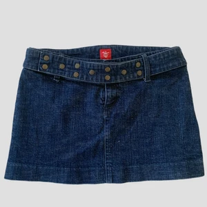 Jeanskjol - Miniskirt med bälte detalj🤍 midjemått:74 cm (för liten så kan ej visa bild på) Frakt kostar 42