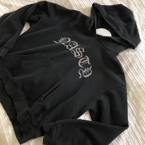 Rhinestone hoodie  - Nasty Hoodie från Hidden Cult. Med rhinestone. Unik finns ej kvar på hemsidan. Snygg  passform och bra Huva. Har en baggy fit. Har älskat denna men kmr tyvärr inte till användning längre. Den är i mycket bra skick. Strlk M funkar även för XS och S. 
