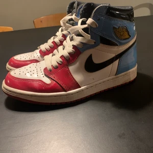 Jordan 1 fearless - Säljer ett par Jordan 1 fearless i bra skick. Orginalboxen+snören ingår☺️