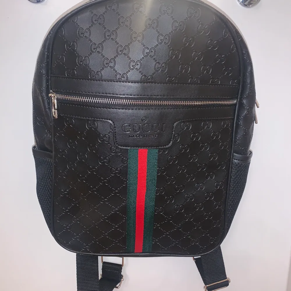 Gucci mellanstor ryggsäck, helt oanvänd och i ny skick . Väskor.