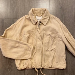 Beige jacka - Ifrån Monki i strl xs men passar även s, superfin och perfekt till hösten!!🤍