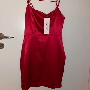 Röd klänning ny  - Storlek UK 10 