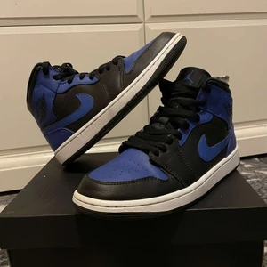 Nike air jordan 1 hyper royale blue - Säljer mina air jordan 1 för ett bra pris, de är i nyskick och väldigt väl använda. Inga repor och nästan i crease alls.