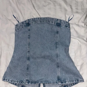 Jeanskorsett från Zara  - Supersnygg jeanskorsett från Zara i ljusblå denim. Helt ny! Men tog bort lappen då jag ville tvätta den innan jag tänkte ha den på konsert! Men toppen var lite tight för mig. Där av att jag säljer🩷 Storlek S, aldrig använd! Köpt för 379 kr