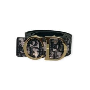 Christian dior bälte - Helt ny CD bälte. Oanvänd. Fraktar inom 24 timmar. Bästa kvalité ute på marknaden. Pris kan diskuteras vid köp. Storlek 110cm