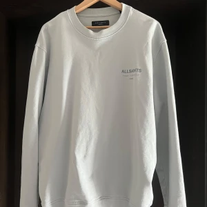 Ljusblå sweatshirt från AllSaints - Tröja från All Saints London. Ljusblå, använd ett par få gånger. Nypris runt 1000 kr