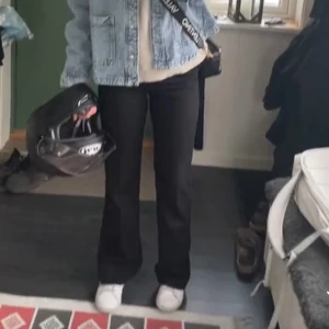 Svarta kostymbyxor från Lindex - Snygga svarta kostymbyxor från Lindex i modellen Fiona. De är raka i modellen och högmidjade. Stilrena och passar verkligen till allt. Säljer pågrund av att dom är för små för mig, därav också en gammal bild när jag har på mig dom. Nypris 599kr