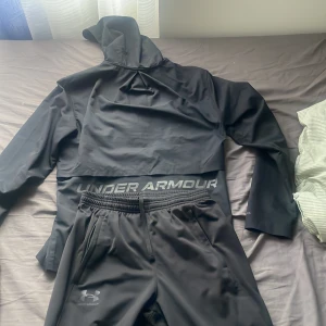 Under Armour traksuit svart  - Under Armour traksuit svart storlek s säljs separat ockps jacka o byxor snabbaffär pris kan sänkas 