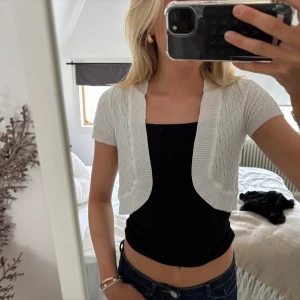 Bolero - Vit bolero. Saknar lapp, därav vet jag inte storlek eller märke. Uppskattningsvis storlek XS. Använd ett fåtal gånger. 