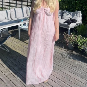 Rosa adoore klänning - Jättefin rosa populär adoore klänning. Banden är avtagbara om man vill det. Har ytterst lite slitage längst ner efter att den släpat i marken, annars i bra skick. 💕💕