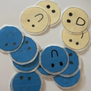 Smiley klistermärken- 15 stycken - Hemma gjorda klistermärken med smileys på. Priset gäller för alla 15 stycken. Det är 4 gula och 11 blåa klistermärken. 