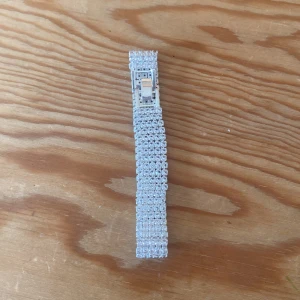 Armband - Säljer detta armband som är köpt i USA för 449:-. Det är i nytt skick och spännet går att justera.