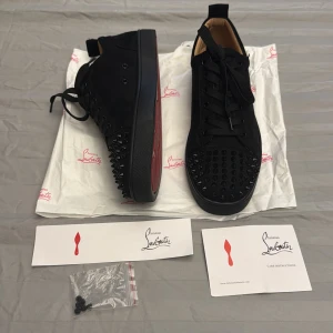 Christian Louboutin svarta rörligt pris - ⚠️Diskuterbart pris ⚠️Svarta sneakers från Christian Louboutin i mocka med ikoniska röda sulor. Skorna har svarta spikar på tån, rund tå och snörning. Pris är diskuterbart det är bara att skicka förslag 