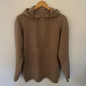 Beige kashmir hoodie - Kashmir hoodie, paya 1150 men passade inte. Oanvänd                                                                  L sitter som M