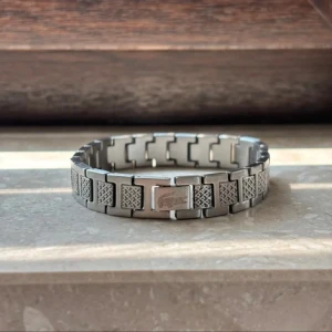 Lacoste Armband - Nu får du möjligheten att bära på ett härligt silverfärgat armband från Lacoste. Den sköna silvriga färgen är den perfekta sista touchen för att din outfit ska bli till 10/10. Den är i otroligt bra skick. Om du köper armbandet innan 22:00 så fraktar jag samma dag.