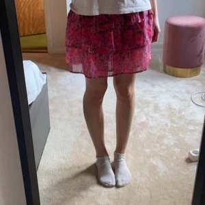 Blommig volangkjol - Supersöt kort kjol med volanger och blommigt mönster i rosa, lila och röda toner. Kjolen har aldrig kommit till användning pga. Man kan även använda kjolen som en tubtopp. Perfekt till somriga dagar!💗Pris kan diskuteras.