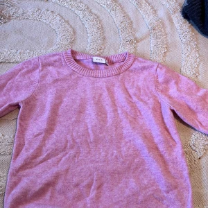 Ljusrosa stickad tröja från Vila - Superfin ljusrosa stickad tröja från Vila i storlek S skulle säga att den också passar M