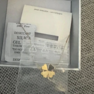 Guldigt halsband med fyrklöver - Snyggt halsband med tunn kedja och ett hänge i form av en fyrklöver i guldig färg. Perfekt accessoar för att ge din outfit lite extra tur och stil. Passar dig som gillar enkla men ändå unika smycken.