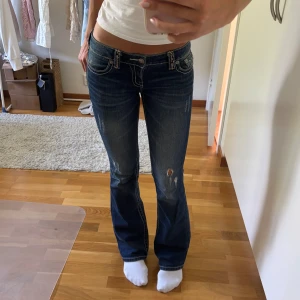 Miss me jeans - Säljer mina ursnygga miss me jeans! Bootcut och lågmidjade😇 De är i perfekt skick och är lagom långa på mig som är 170. Se fler jeans i min profil💕