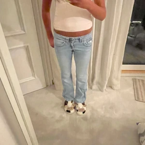 Blå Gina jeans - Så snygga utsvängda lågmidjade jeans från Gina 💕💕bra använda och lite använda 