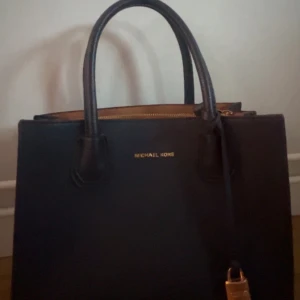 Mörkblå handväska från Michael Kors - Snygg mörkblå handväska från Michael Kors, säljer eftersom den ej kommer till användning. Skriv om ni vill ha bättre bilder. (Priset går att diskuteras!) 