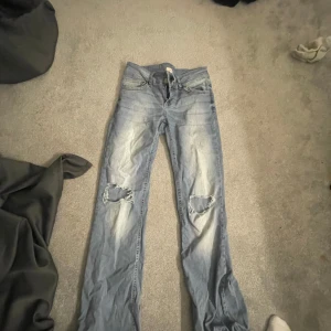 Low Rise bootcut jeans med hål  - Super fina jeans storlek 36 säljer då dem är för stora för mig lite slitna men jätte fina på dem är från Nelly 