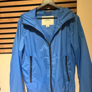 Woolrich windbreaker - Säljer min blå woolrich windbreaker som bara är använd fåtal gånger. Storlek S och true to size😄 Har du fler frågor så är det bara o skriva. Pris kan diskuteras🤩