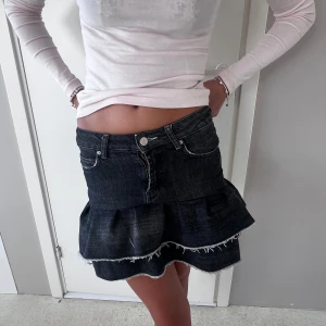 Mörk jeanskjol med volang - Snygg jeanskjol med volang och svart tvätt. Tveka inte på att höra av er för frågor💕💕