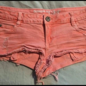 Shorts  - Lågmidjade jeansshorts. Mera färgglada på riktigt, mera korall färgade. 
