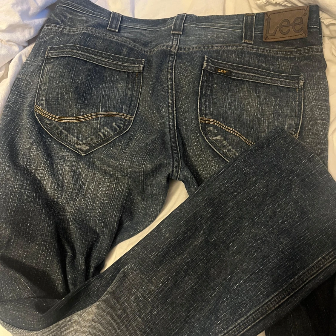 Blå Lee jeans med kontrastsömmar