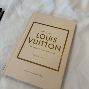 Little Book of Louis Vuitton: The story of the iconic fashion house - Upptäck historien bakom det legendariska modehuset Louis Vuitton! En snygg och inspirerande bok för dig som älskar mode, design och ikoniska varumärken. Perfekt för unga fashionistas och trendmedvetna.