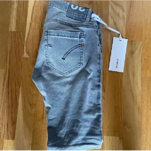 Dondup jeans - Snygga grå jeans från dondup. Jeansen är använda men i bra skick. Vid frågor bara höra av sig.mvh