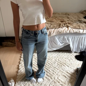 snygga blåa jeans  - Super snygga blåa jeans från Zara!! Midja 36,5cm Innerbensmått 78,5cm