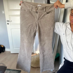 Beiga manchesterbyxor från Dockers - Snygga beiga manchesterbyxor från Dockers med bootcut-snitt och två knappar i midjan. Super fina till hösten 🍁💕🫐skulle säga att dom passar en s/m!