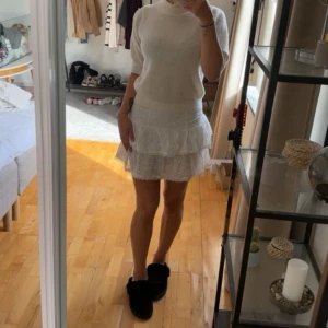 Vit volangkjol - Super söt vit volangkjol. Säljer då den tyvärr inte kommer till användning hos mig. Har en dragkedja där bak vilket gör passformen super fin🥰 vet inte var den är ifrån då jag köpte den ifrån vinted och lappen är avklippt.